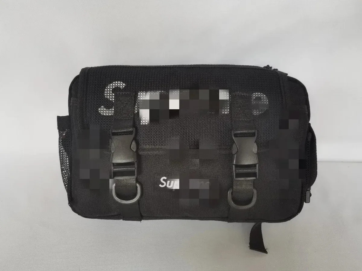 حقيبة مراسل Supreme سوداء بشعار داخل مربع