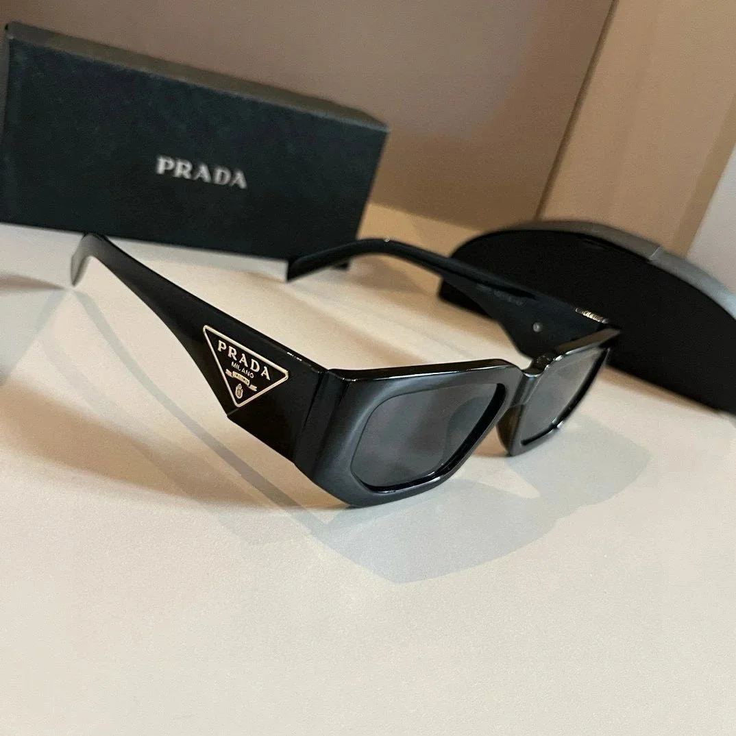 Prada Klassische schwarze Sonnenbrille mit Logo