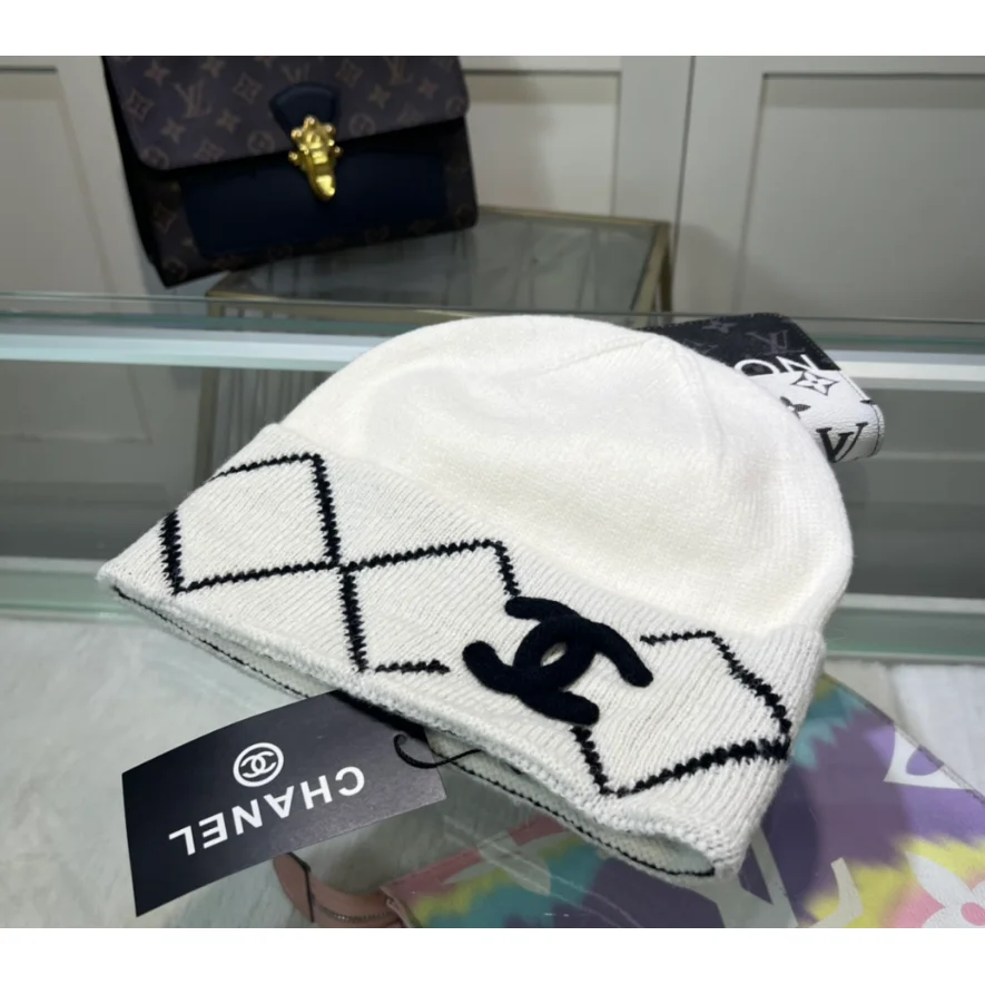 Chanel Chanel White/Black Diamond Knit Beanie
