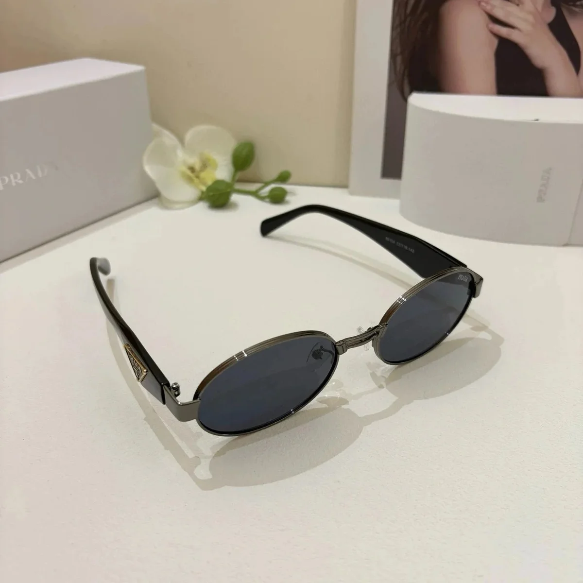 Prada Sonnenbrille Gunmetal Ovale Sonnenbrille