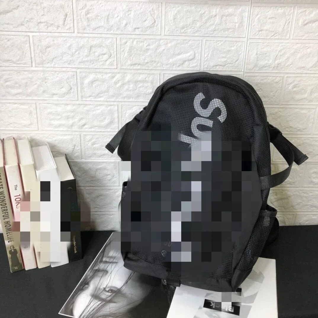 حقيبة ظهر Supreme سوداء بشعار داخل مربع