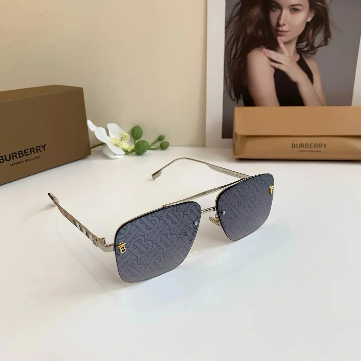 Burberry TB-Monogramm-Sonnenbrille in Blau/Gold