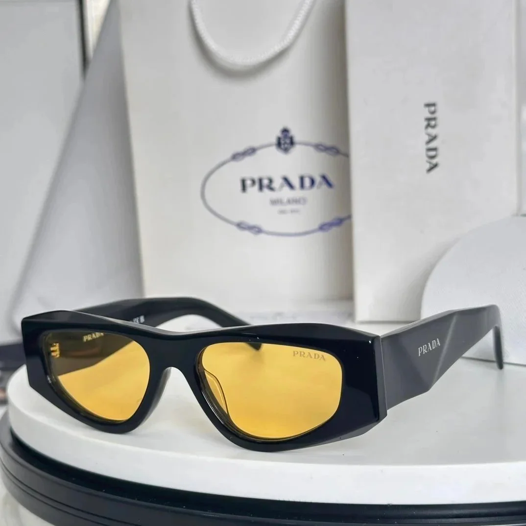 Prada Sonnenbrille, schwarzer Rahmen, gelbe Gläser