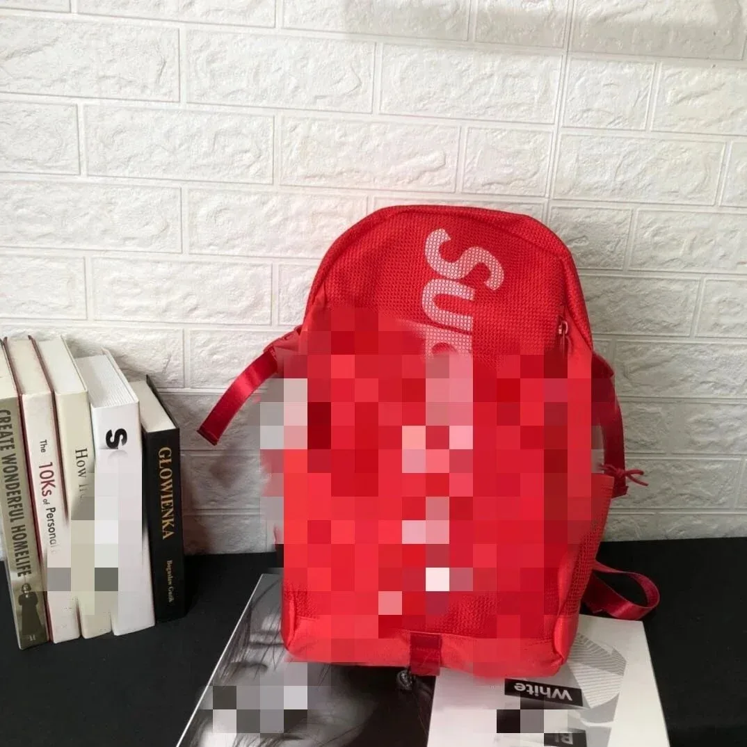 حقيبة ظهر Supreme حمراء بشعار داخل مربع