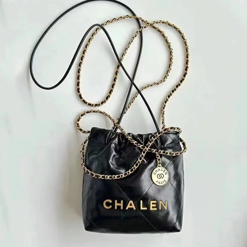 حقيبة Chanel صغيرة بالأسود والذهبي