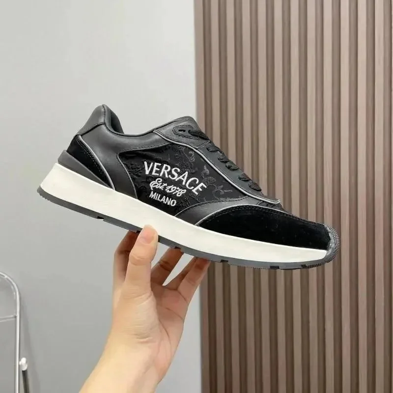 Versace Sneakers mit klassischem Logo in Schwarz/Weiß