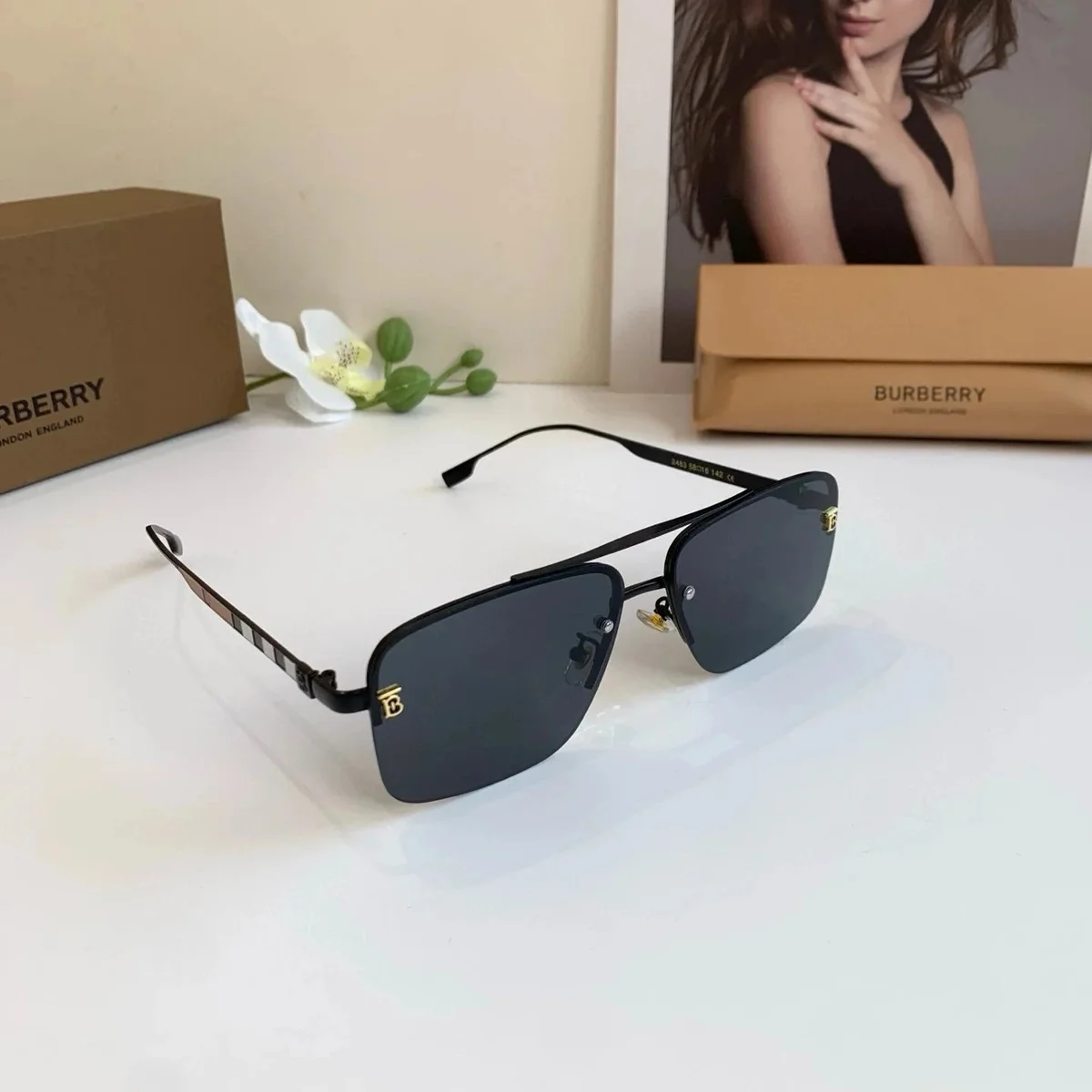 Burberry Schwarze Sonnenbrille mit Vintage-Check