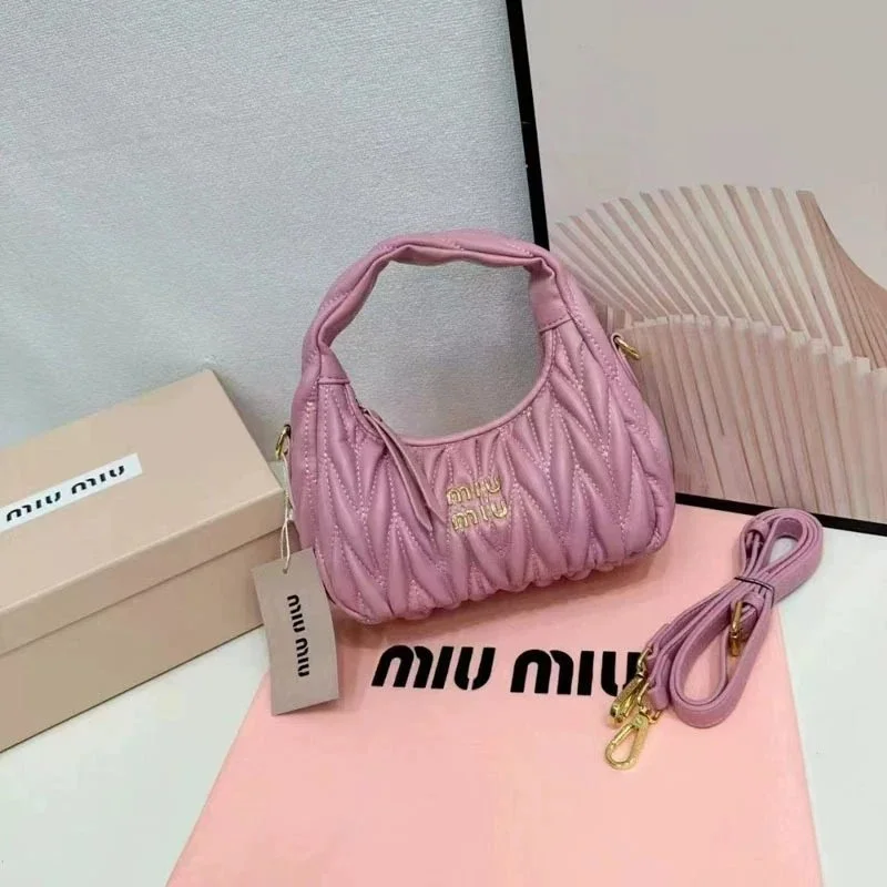 حقيبة كتف Miu Miu Matelassé بالوردي اللوتسي